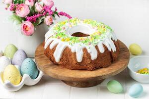 Pascua de Resurrección bundt pastel con Pascua de Resurrección huevos foto