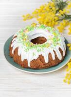 Pascua de Resurrección bundt pastel con Pascua de Resurrección huevos foto