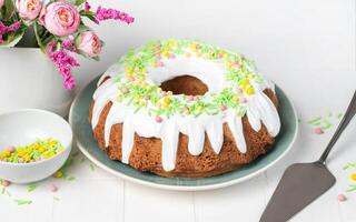 Pascua de Resurrección bundt pastel con Pascua de Resurrección huevos foto