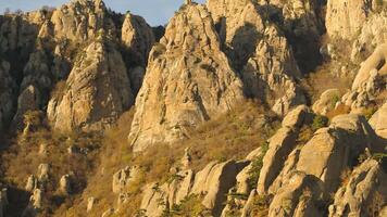 landschap met rots in Woud Bij zonsondergang. schot. rotsen in de zon. de rots vorming - in bergen. bergen en wolken. video