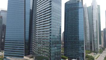 centraal bedrijf wijk in Singapore met haar hoog wolkenkrabbers. schot. modern wolkenkrabbers in blauw toon in Singapore. video