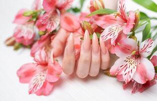 elegante pastel rosado natural manicura. foto