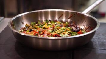 grillé des légumes dans une jeter le fer grillage poêle. rôti des légumes dans le poêle. des légumes cuit frit dans pétrole dans une friture la poêle video