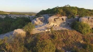 Ruinen von uralt Stadt, Dorf von Höhlenviertel Innerhalb schier Felsen verlassen Ort. Schuss. Antenne Aussicht auf uralt Siedlung im Felsen und Höhlen. video