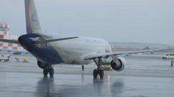 Russland, Moskau - - 12 Oktober 2017. Flugzeug Parkplatz im das Flughafen Halle. Flugzeug im Halle, Rückseite Aussicht von Flugzeug und Licht von Fenster. ausrollen von das Flugzeug von das Halle video