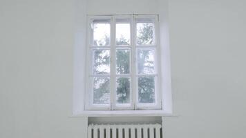 blanco blanco pared con ventana. diapositiva movimiento de movimiento o golpear el cámara en vacío ligero blanco habitación con ventana video