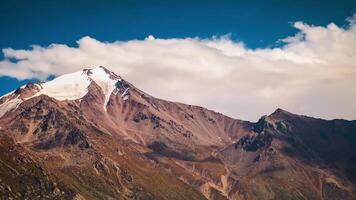 Sommer- Landschaft im Berge und dunkel Blau Himmel. Zeit Ablauf. Aktie. zeitversetzt Landschaft mit Berg Spitzen und wolkig Himmel video