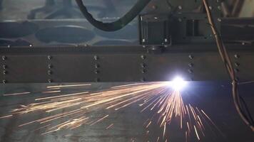 Schneiden von Metall. Funken fliegen von Laser. Schnitt Blatt Metall beim Werkstatt. modern Werkzeug im schwer Industrie. hoch Präzision cnc Laser- Schneiden Metall Blatt und Metall Rohr im Fabrik. Laser- Schneiden von eben Blatt video