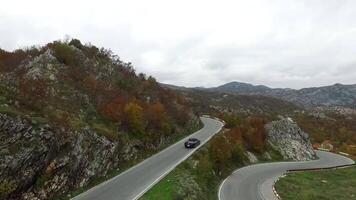 schön Sommer- Berg Straße. Filmaufnahme. ein Auto Reisen entlang auf ein kurvenreich Berg Straße. Neu Wicklung Straße im das Berg video