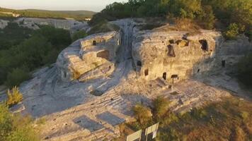 das Höhlen im Bachtschyssaraj. Schuss. Höhlen im das Krim. das bergig Landschaft. uralt Höhlen. Gehäuse Nachkommenschaft. Aussicht von das Berg im das Fenster von das Höhle Stadt von Tschufut-Grünkohl, Krim, Russland video