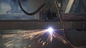 snijdend van metaal. vonken vlieg van laser. besnoeiing vel metaal Bij werkplaats. modern gereedschap in zwaar industrie. hoog precisie cnc laser snijdend metaal vel en metaal pijp in fabriek. laser snijdend van vlak vel video