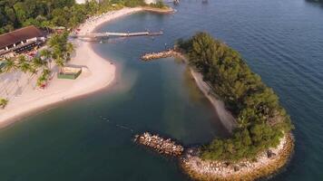 aereo Visualizza di laguna con blu, azzurro acqua nel il mezzo di piccolo isole e rocce. sparo. spiaggia, tropicale isola, mare e laguna, montagne con foresta. video