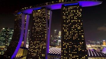 Singapour - 25 septembre 2018. Marina baie sables Hôtel dans Singapour éclairé par magnifique violet éclairage et laser spectacle à nuit. tir. en mouvement vers le étourdissant Marina baie sables à nuit avec video