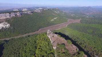 altai montanhas removido a partir de a drone. tomada. aéreo Visão para panorama do verde vale inundado com luz com exuberante verde grama, coberto com pedra, verão dia debaixo uma azul céu com altai montanhas video