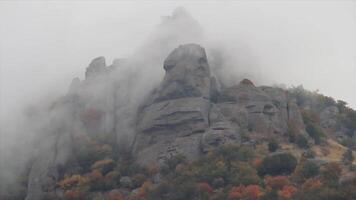 nebbioso tempo metereologico nel un' montagnoso regione. sparo. panorama di il nebbioso paesaggio nel il montagne e rocce, bellissimo paesaggio di natura. montagna nel in movimento nuvole video