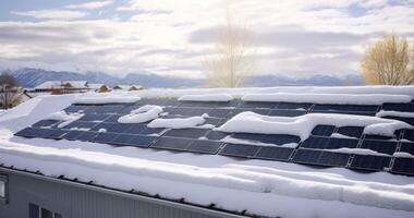 ai generado verde energía Satisface invierno. cubierto de nieve solar paneles en un techo, conjunto en contra el cielo en Alba foto