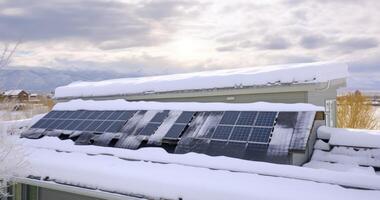 ai generado verde energía Satisface invierno. cubierto de nieve solar paneles en un techo, conjunto en contra el cielo en Alba foto