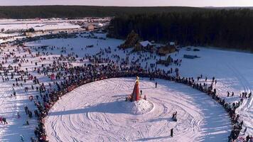 Moskva, ryssland - februari 26, 2018. ryska traditionell firande maslenitsa. människor fira maslenitsa och koppla av i landsbygden. brinnande scarecrow video