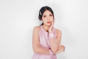 retrato de un joven hermosa asiático mujer vistiendo un rosado vestido, belleza disparar concepto foto