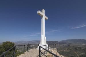 el cruzar de el castillo de Papa Noel catalina. eso es un interesante punto de vista con un cruzar desde cuales lata ver el todo ciudad de jaen y sus alrededores. foto