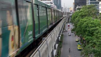 bangkok, Tailandia - giugno 8, 2017. il bangkok massa transito sistema, BTS o Skytrain, silom linea, guida attraverso il città centro In arrivo a partire dal per chong nonsi stazione. treno arriva nel bangkok video