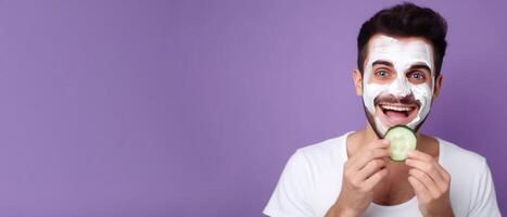 ai generado contento sonriente hombre con facial máscara sostiene Pepino rebanada bandera. generar ai foto