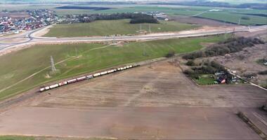 aereo Visualizza di ferrovia con in movimento treno con carrozze video