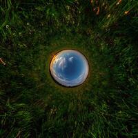 agujero azul esfera pequeño planeta dentro de hierba verde fondo de marco redondo foto