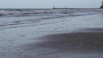 landschap visie van strand zee water en lucht in zomer dag. kust- marinier ruimte Oppervlakte. Bij cipres strand, Indonesië video