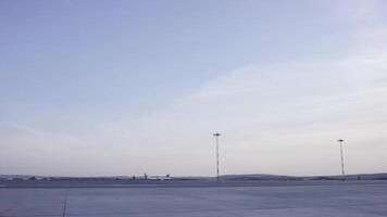 Flughafen, das Flugzeug auf abheben, Landschaft. Passagiere Flugzeug Landung zu Flughafen Runway im schön Sonnenuntergang Licht. Weiß Passagier Flugzeug ist Landung Weg von Flughafen video