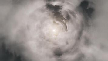 skön clouds med stor, byggnad moln och soluppgång brytning genom moln massa. stormig moln. Sol visas Bakom stor moln. snabb rörelse. dimma på först jord. video