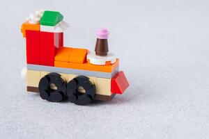 Lego tren constructor desde mini ladrillos y detalles. para niños artesanía. juego juguete. niños constructor ladrillo. Ucrania, Kiev - enero 17, 2024. foto