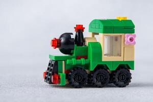 Lego tren constructor desde mini ladrillos y detalles. para niños artesanía. juego juguete. niños constructor ladrillo. Ucrania, Kiev - enero 17, 2024. foto