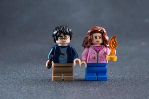 Lego Harry alfarero y hermione minifiguras. para niños diseñador juguete hecho de ladrillos y el plastico partes. Ucrania, Kiev - enero 17, 2024 foto