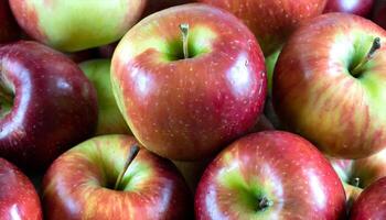 ai generado un cerca arriba de un pila de rojo y verde manzanas foto