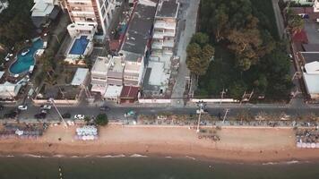 carros dirigir em lindo oceano estrada. vídeo. topo Visão do a estrada área perto a mar video