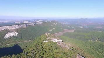 aéreo ver en antiguo asentamiento en rocas y cuevas Disparo video