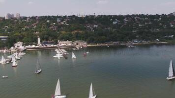 Antenne Aussicht auf segeln Boote schweben auf das Meer. Ruhe Meer und segeln Boote durch das Seebrücke. Yachten und Boote video