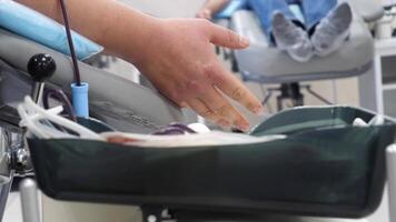 alguien mano durante sangre donación Campaña en laboratorio de el hospital. marco. de cerca. video