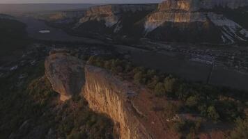 altaï montagnes supprimé de le drone. tir. aérien vue à paysage de vert vallée inondé avec lumière avec luxuriant vert herbe, couvert avec calcul, été journée en dessous de une bleu ciel avec altaï montagnes video