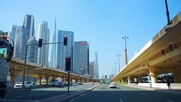 Dubai, Émirats arabes unis - décembre 1, 2023. vue de le bord de la route de voiture pare-brise à Dubai ville, uni arabe émirats. haute qualité 4k métrage video