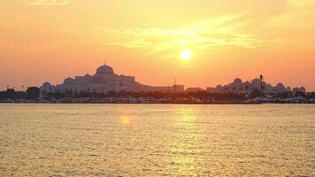 presidenziale palazzo nel abu dhabi a tramonto luci, unito arabo emirati. alto qualità 4k metraggio video