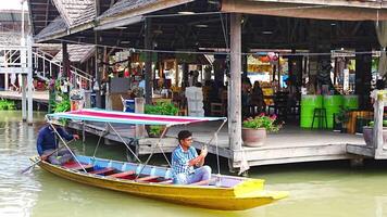 pattaya, Tailândia - dezembro 29, 2023. flutuando aberto ar mercado com pequeno casas - lojas em a lagoa dentro pattaya, tailândia. Alto qualidade 4k cenas video