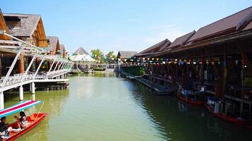 pattaya, Tailandia - diciembre 29, 2023. flotante abierto aire mercado con pequeño casas - tiendas en el estanque en pattaya, tailandia alto calidad 4k imágenes video