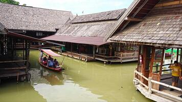 Pattaya, Thailand - - Dezember 29, 2023. schwebend öffnen Luft Markt mit klein Häuser - - Geschäfte auf das Teich im Pattaya, Thailand. hoch Qualität 4k Aufnahmen video