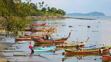 visvangst boten Bij rawai strand na dag werk in Thailand. hoog kwaliteit 4k beeldmateriaal video