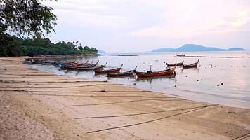 fiske båtar på rawai strand efter dag arbete i thailand. hög kvalitet 4k antal fot video