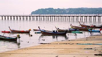 pescar barcos a rawai playa después día trabajo en tailandia alto calidad 4k imágenes video