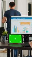 vertical vídeo negocio gerente cheques pantalla verde y trabajos en problema resolviendo, analizando blanco copyspace Bosquejo modelo y pequeño agencia ventas red. persona a oficina escritorio con tableta y ordenador personal. video