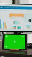 verticale vidéo poste de travail avec écran vert sur tablette dispositif dans collaboratif espace de travail pour Créatif entreprise. dans petit entreprise salle de travail Avancée gadget affiche maquette isolé fond filtrer. video